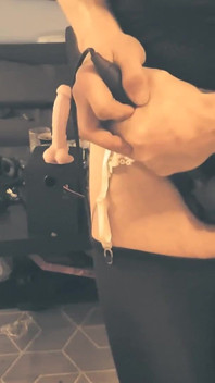 Production recherchée - vibromasseur, lingerie noire et blanche, essayez de ne pas jouir