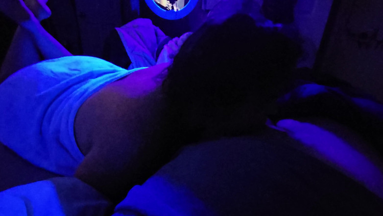 Funhousewife69: Naakt pikzuigen onder zwart licht kreeg een mondvol