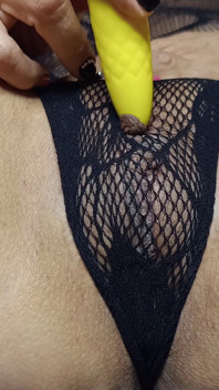 Yakın çekimde Ku'nun muazzam vajinası mastürbasyon yapıyor ve gerçek orgazm dildolar damlatıyor ve yumruk sokuyor