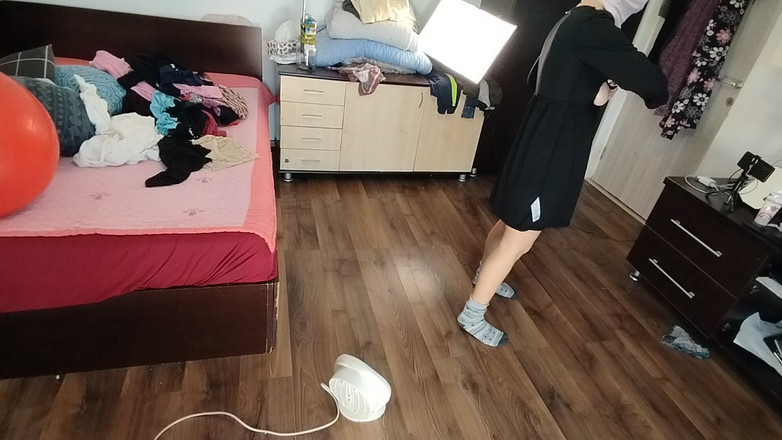 Mirsur: Brunetă sexy care se distrează încercând haine. Mama sexy dansează goală...