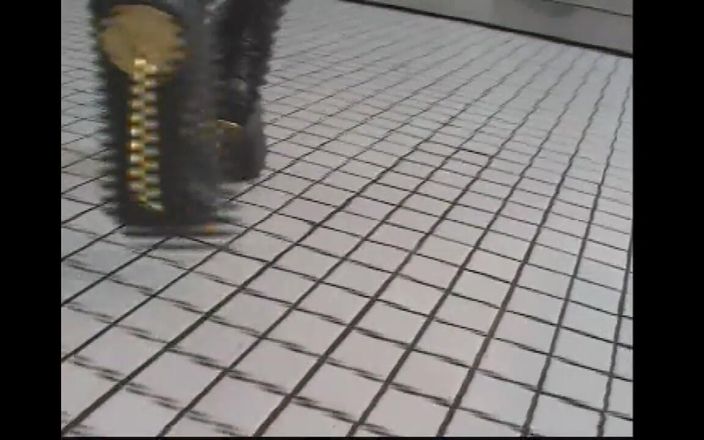 Fetish Desire: Sclavul linge două stăpâne cu tocuri înalte apoi le fute în cur și...