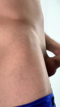 Un beau Colombien musclé branle sa grosse bite - grosse bite non circoncise