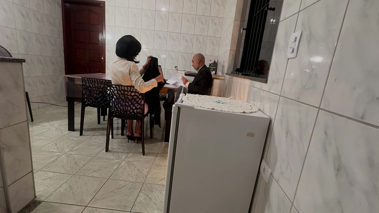 Gabi SweetCouplesStories: Secretaresse wordt verrast met klappen op de kont en anale...
