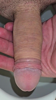 Mann Pinkelt in Die Toilette