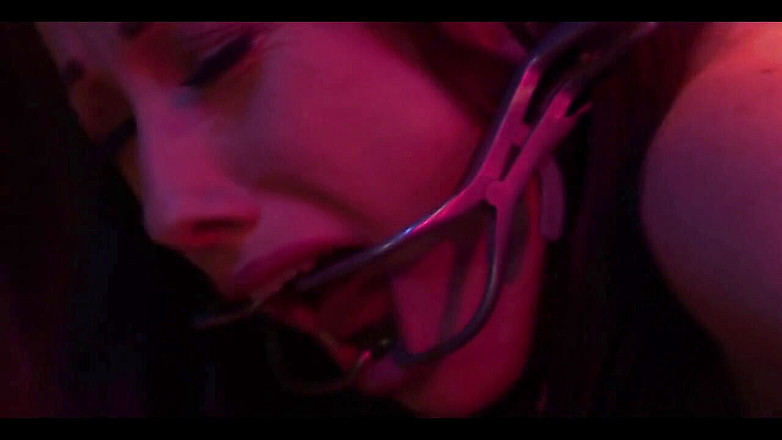 Fetish Desire: 顺从的奴隶脱下衣服并解开捆绑做爱