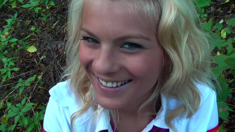 German Porn: Красива блондинка робить мінет на відкритому повітрі