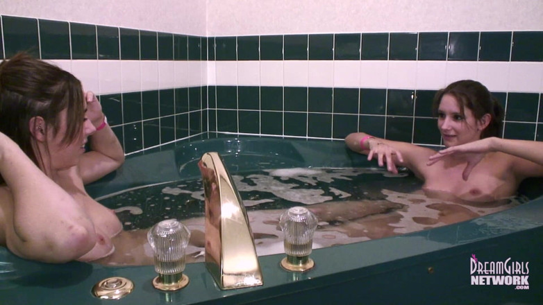 Dream Girls: Le sorellastre diventano stravaganti con i giocattoli nella vasca da...