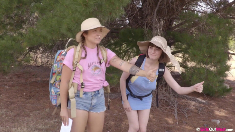 Girls Out West: Fete drăguțe păroase sunt linse în timpul orgiei lesbiene în tufa australiană