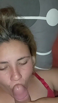 私は義理の妹の上に乗り、彼女に私のチンポをしゃぶらせます