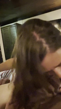 Manželka si užívá dva velké ptáky, dvojitý výstřik na obličej