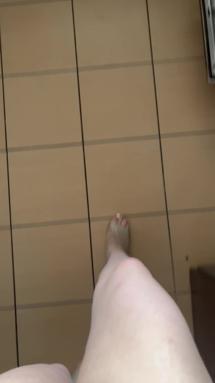 Feet: VEDERE LA PERSOANA 1: Sunetele de mers pe jos, în bej tocuri înalte
