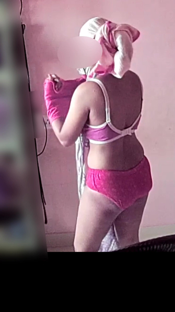 Black & white desicat: Desi otrogen sexig kroppshemfru som frestar mig med klänningsbyte video