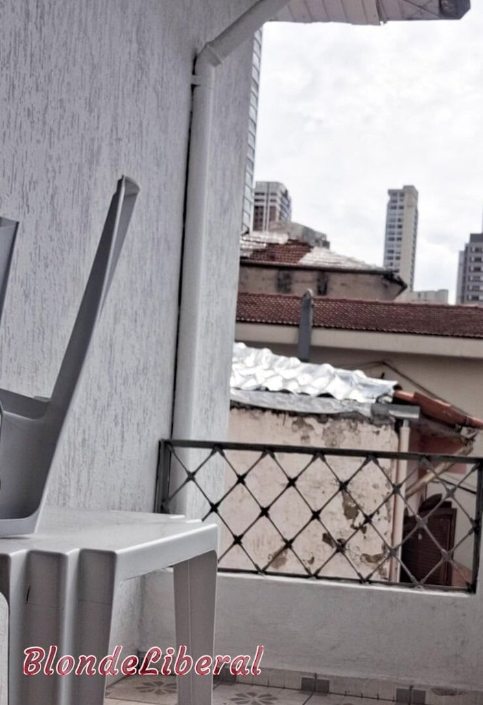 BlondeLiberal: Io e Dai Belan, quasi nudi, lavavamo il balcone dell'appartamento...