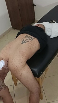 Proktolog gör vad hon vill med sin patients röv