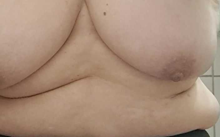 Mommy big hairy pussy: 彼女の毛むくじゃらの尻尾で彼を誘惑する熟女