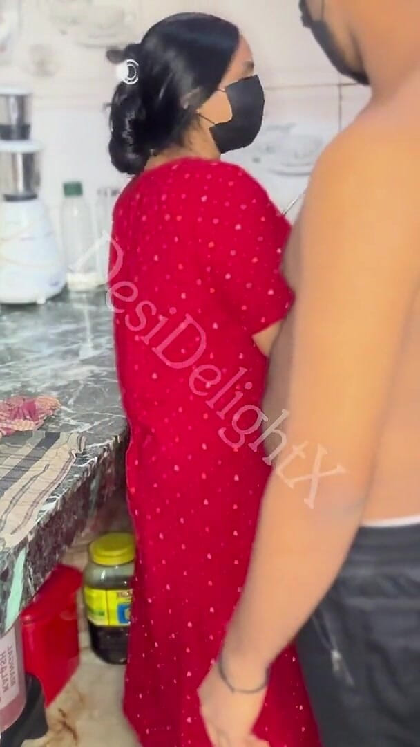 TactfulFiber902: Indianca Bhabhi îl cheamă pe indianul Devar în bucătărie pentru sex pasional...