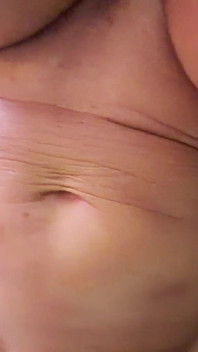 Debra Dandrea speelt en aanbidt haar navel totdat ze een orgasme krijgt