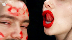 Goddess Misha Goldy: Cobrindo o rosto de Alex com batom vermelho beija