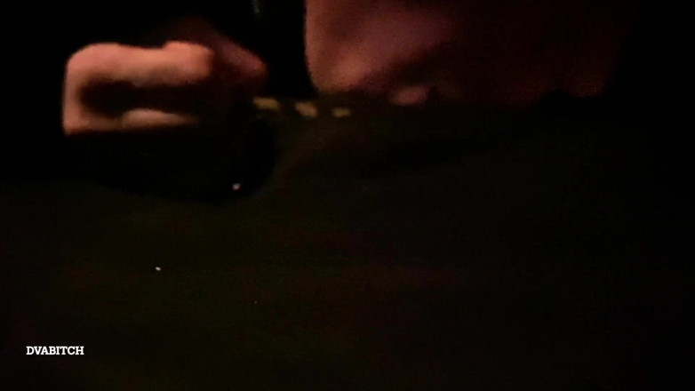 Dvabitch: Blowjob rakaman dekat kereta lewat malam