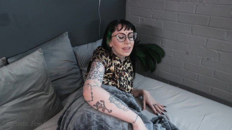 Domestic femdom: Поцелуй Мои Ноги На Ночь