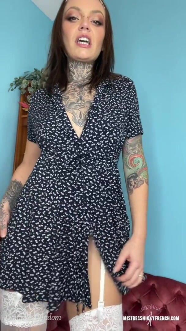 Domestic femdom: Palenie JOI z Nikky French