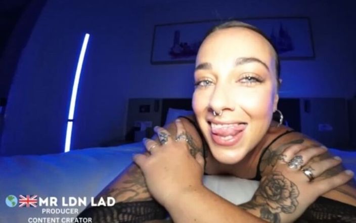 Mr LDN Lad: Gái Aussie lớn bôi dầu lên pawg phun nước đầy và...