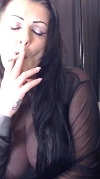 Anna fumando sexy en top de nylon