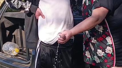 Zona901: Soused mi drží ptáka, zatímco čůrám a pak ho saje