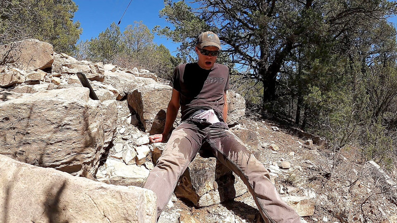 Lapetus: Vätande jeans medan sten samlas utomhus