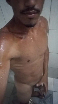 Brune brésilienne 16 cm d’épaisseur sous la douche - sexe poilue et dure sous une douche chaude