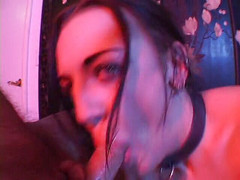 Oral Sluts: La pornostar selvaggia con un vestito a rete si masturba...