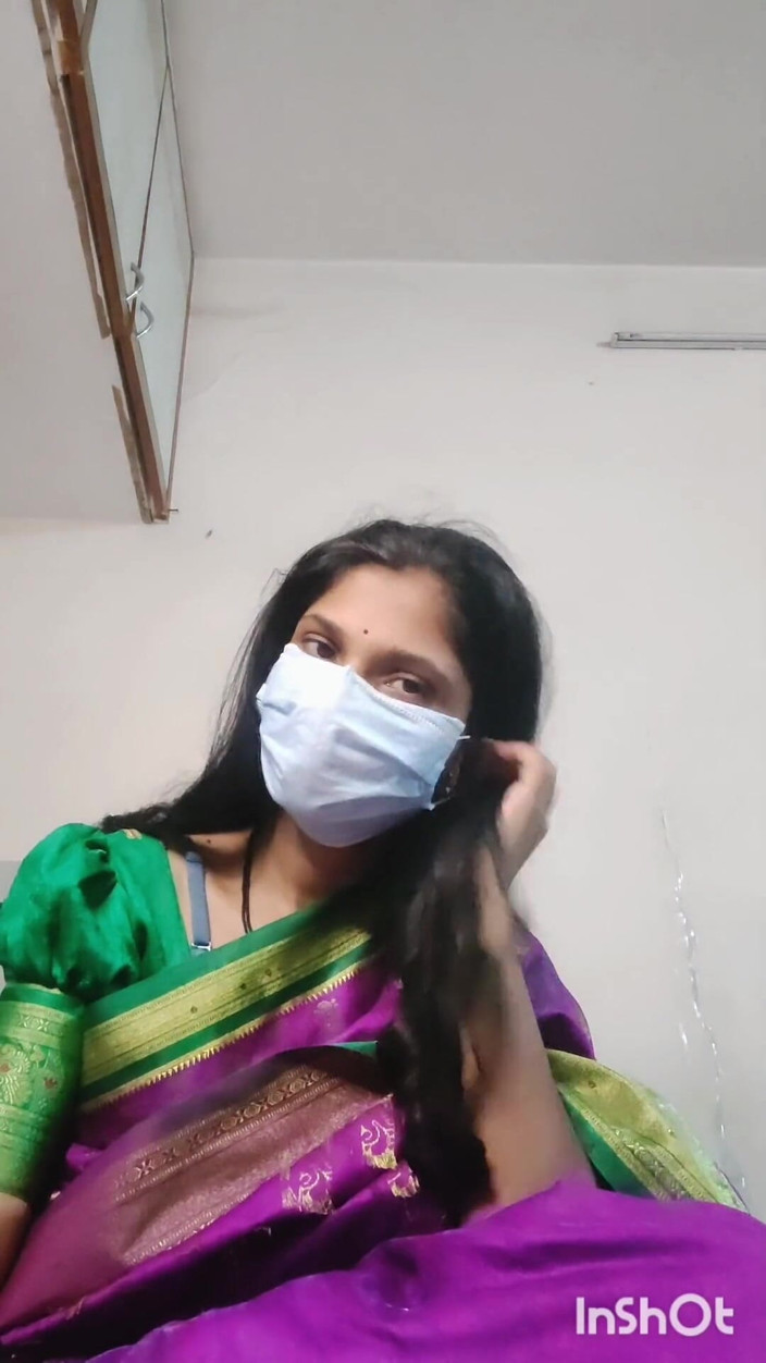 Desishycouple: Desi Bhabhi Cornea in Sari india arrapato in sari rosa.
