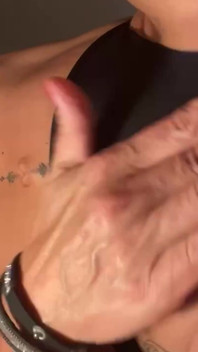 Eva och hennes xxl bröstvårtor