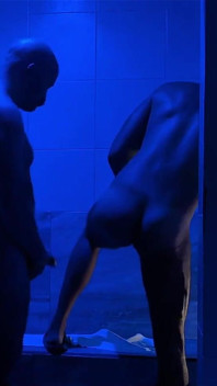 Un ours musclé baise une latino dans un sauna gay