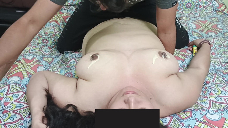 PAREJA LATINA: Sug din delicioșii pesoni ai soției mele, acoperiți cu lapte...