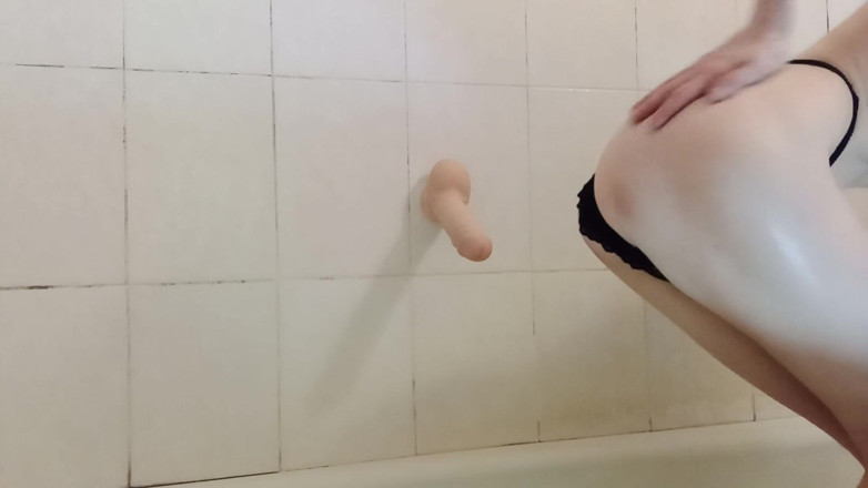 Christy G: Fetish kaki. Menjadi miang semasa bercukur kaki.