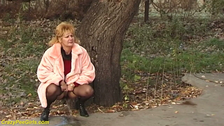 Crazy pee girls: Nylonová žena čůrá na ulici