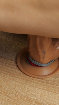 145 Owłosione przedramiona Fetysz: Głaskanie dildo z naturalnymi włosami na ramię