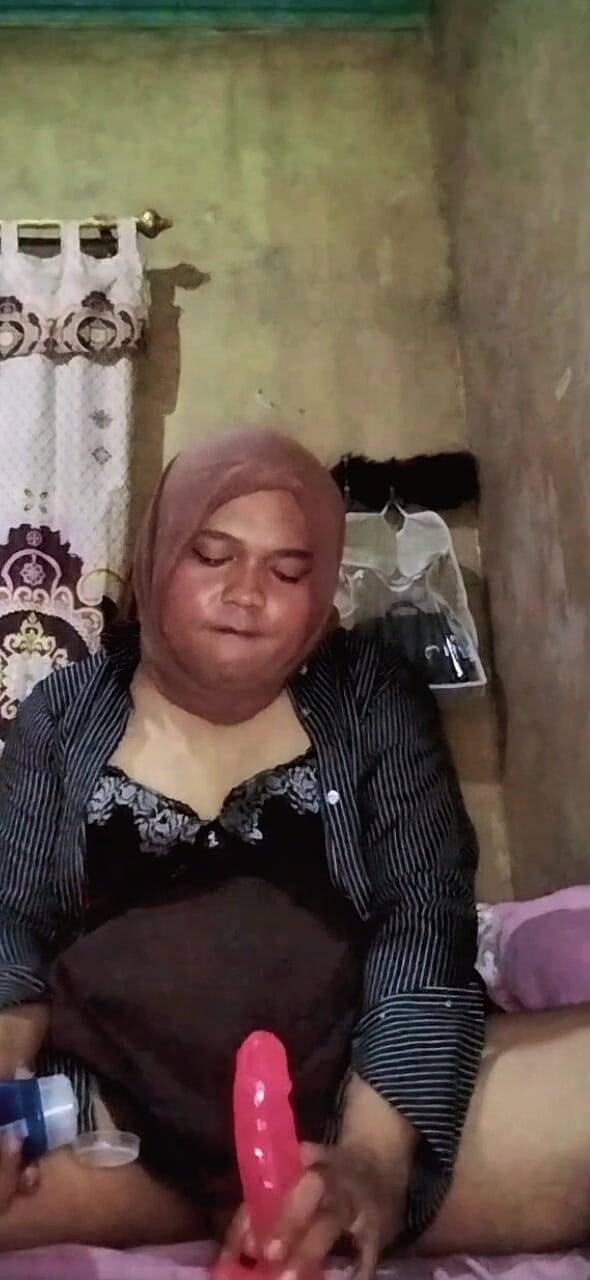 Ivvy Crossdresser: Hijab travesti está cachonda antes de ir a trabajar