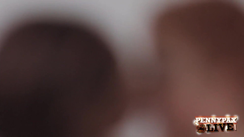 Penny Pax: Penny Pax em ação interracial de buceta lésbica!