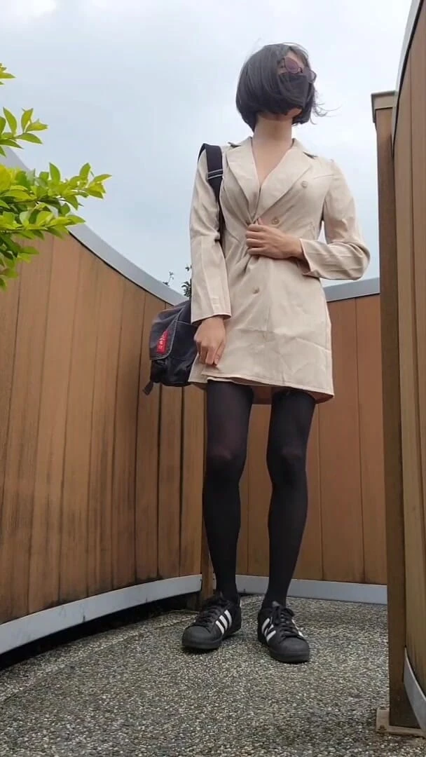 NotAFuta: 公园里的暴露狂！暴露狂吉娜玩耍和射精