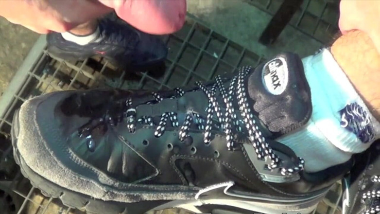 Sneaker Sex Kinky: Твинк смокче член xxl у кросівках