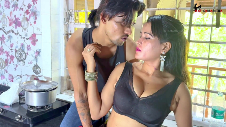 HOTKAMASUTRA: Una ama de casa india de repente se acercó delante...