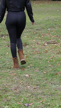 18-jährige Brünette mit schönem Po geht zu einem Porno-Casting.