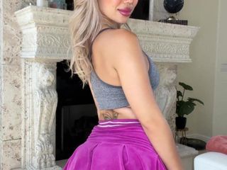Daily Smoke: Luna luxe की गांड इस छोटी गुलाबी स्कर्ट में अद्भुत लग रही है
