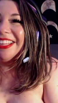 Grandota chica de la cam se corre jugando con el coño