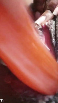 Aku lagi asik ngentot memekku pakai dildo ukuran raksasa - close up