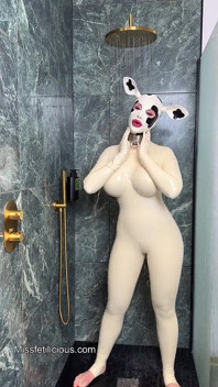 Vacă din latex se dezbracă la duș