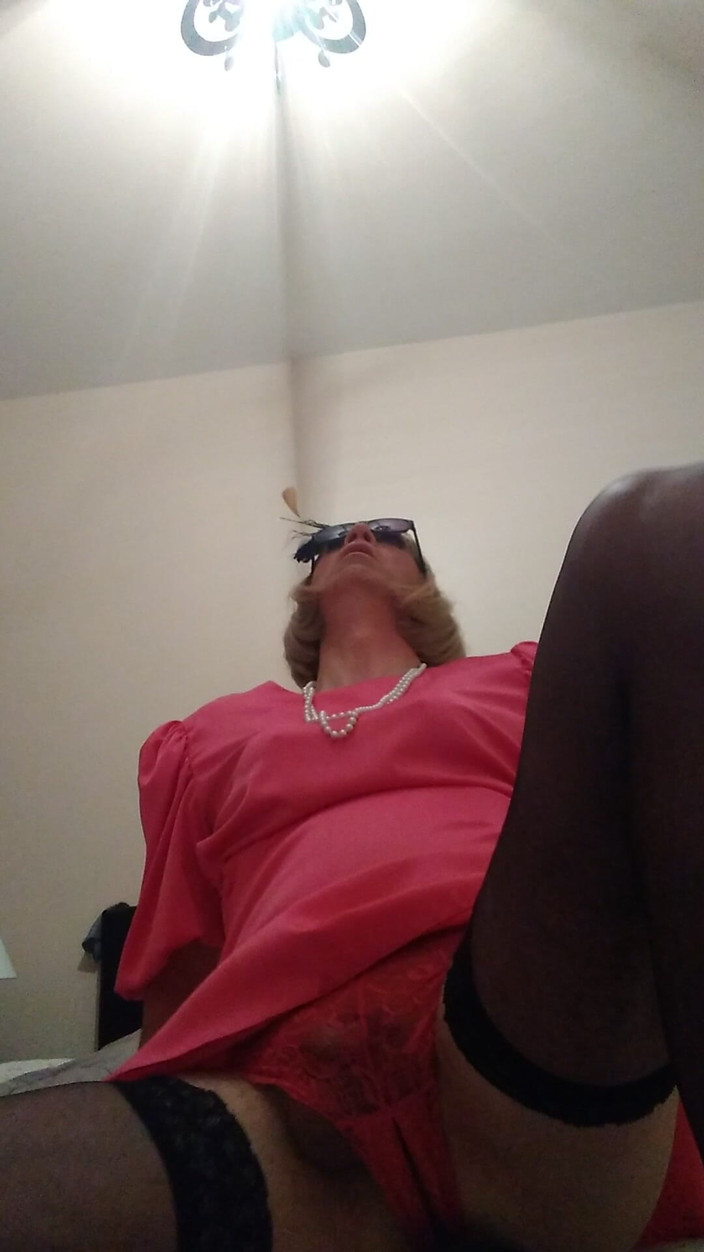 Cindy Belfast: Cindy si scopa un dildo in abito rosa