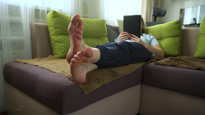 Teasecombo 4K: Sexy Teen Amateur Shows Off Her Bare Soles Foot Fetish